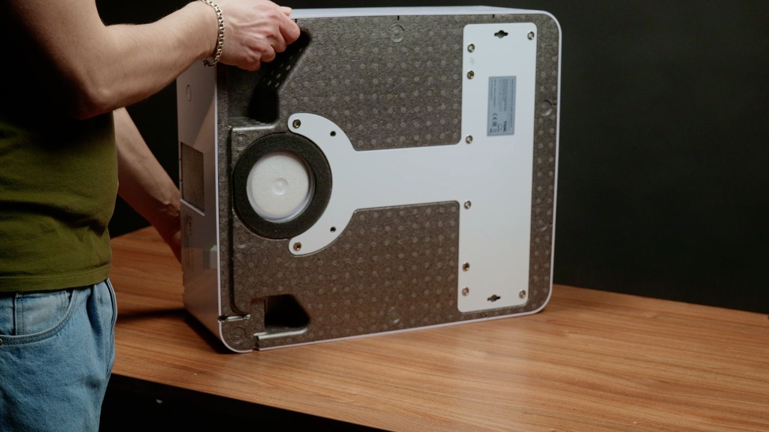 Приподнимаем бризер и ставим на левый бок, сервисным отверстием к нам