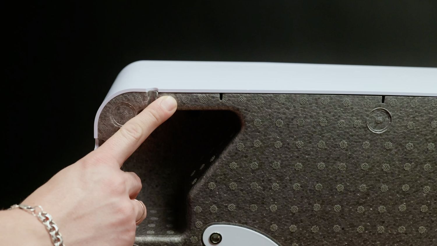 Создаем временный зазор между поролоном и корпусом