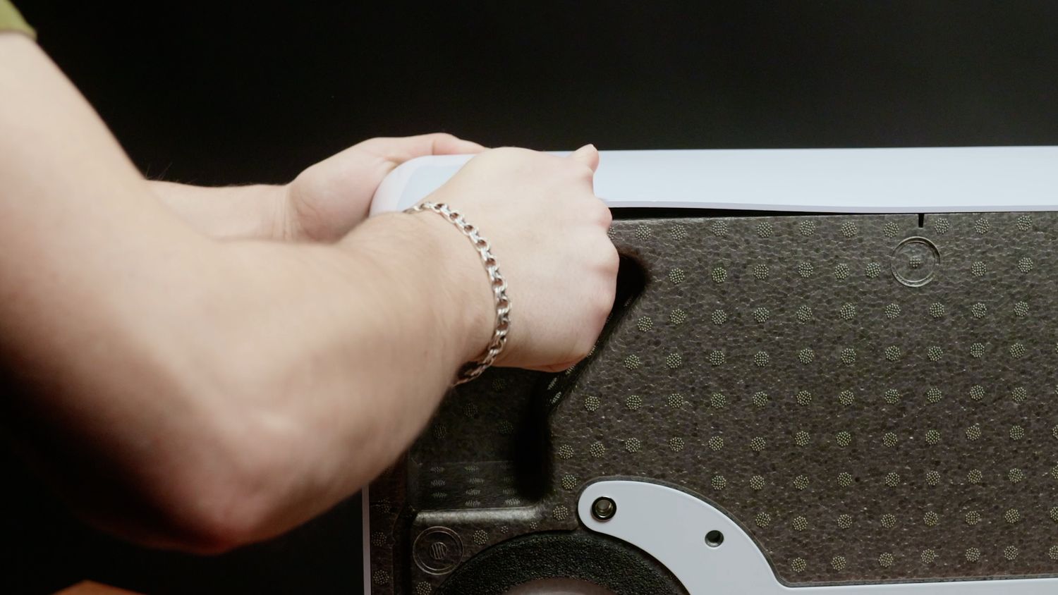 Вставляем лопатку (карандаш) между корпусом и поролоном. Создаем временный зазор