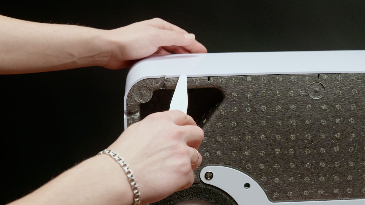 Для создания временного зазора используем лопатку или карандаш