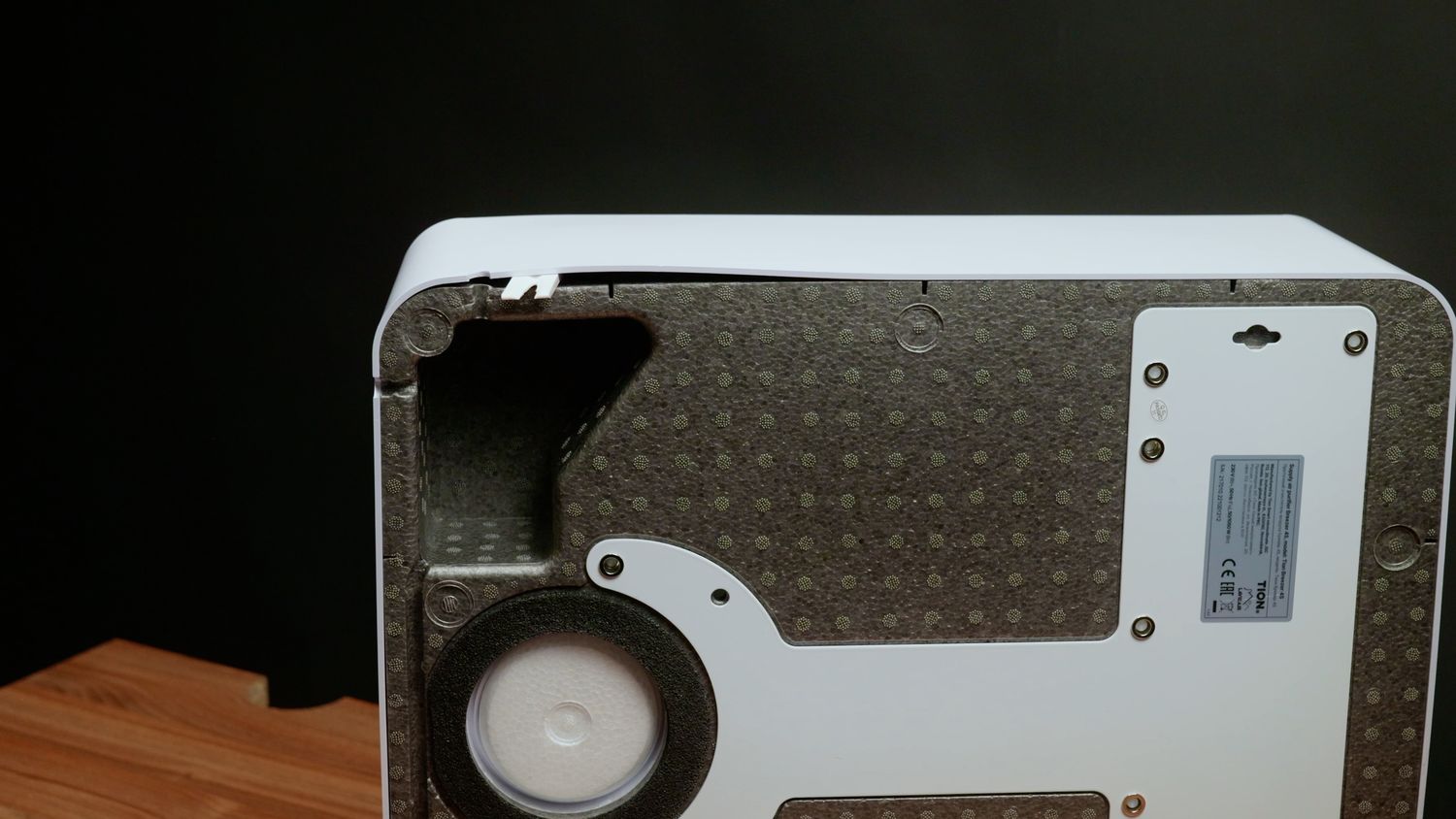 Вставляем лопатку (карандаш) между корпусом и поролоном. Создаем временный зазор