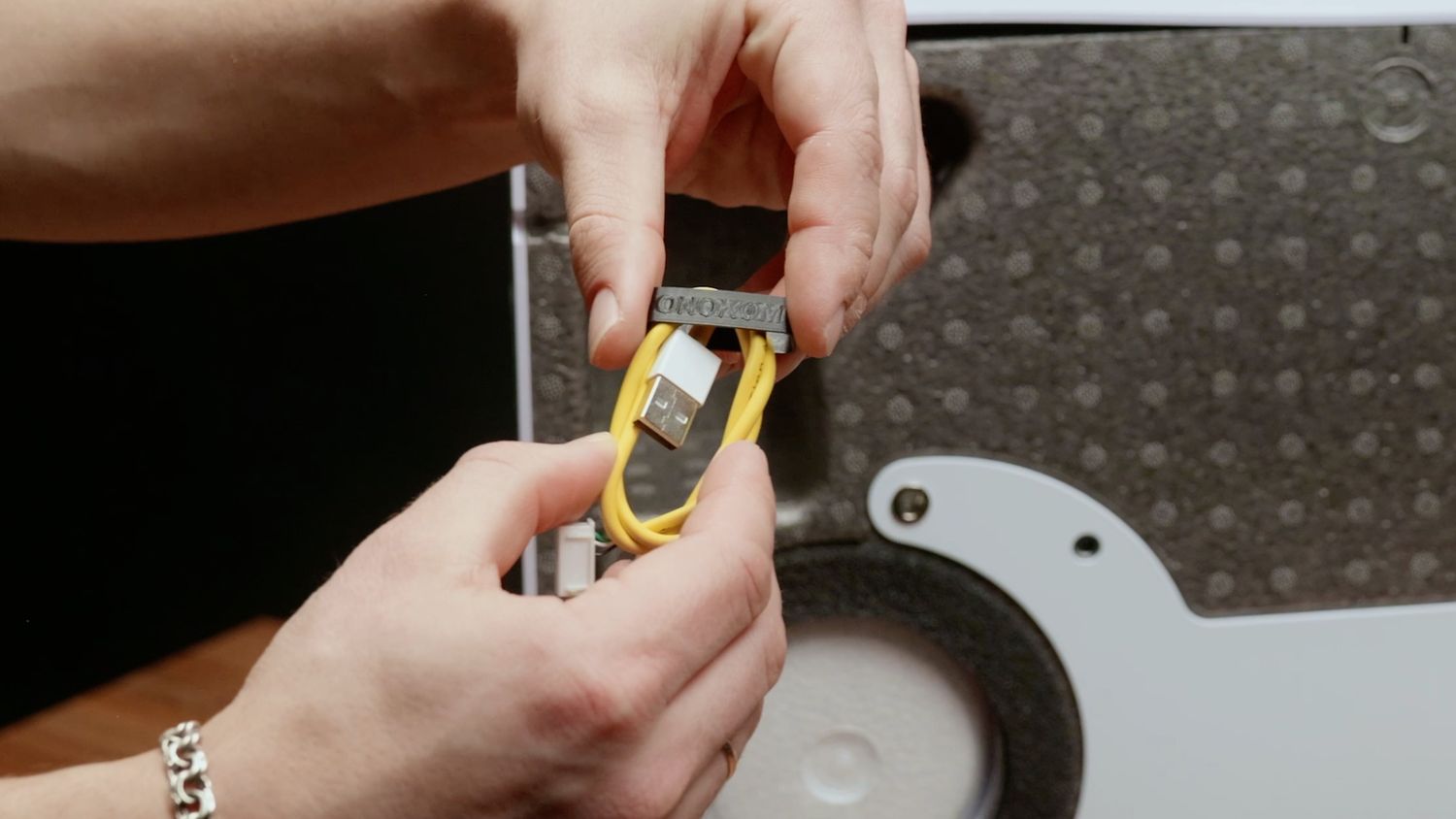 Снимаем держатель кабеля