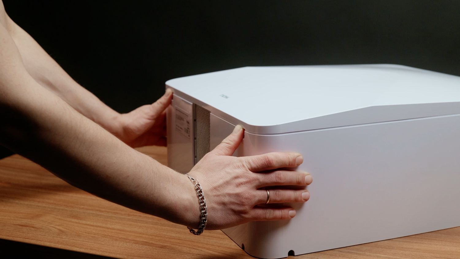 Снимаем верхнюю крышку. Для этого в бризере предусмотрены выемки под пальцы.