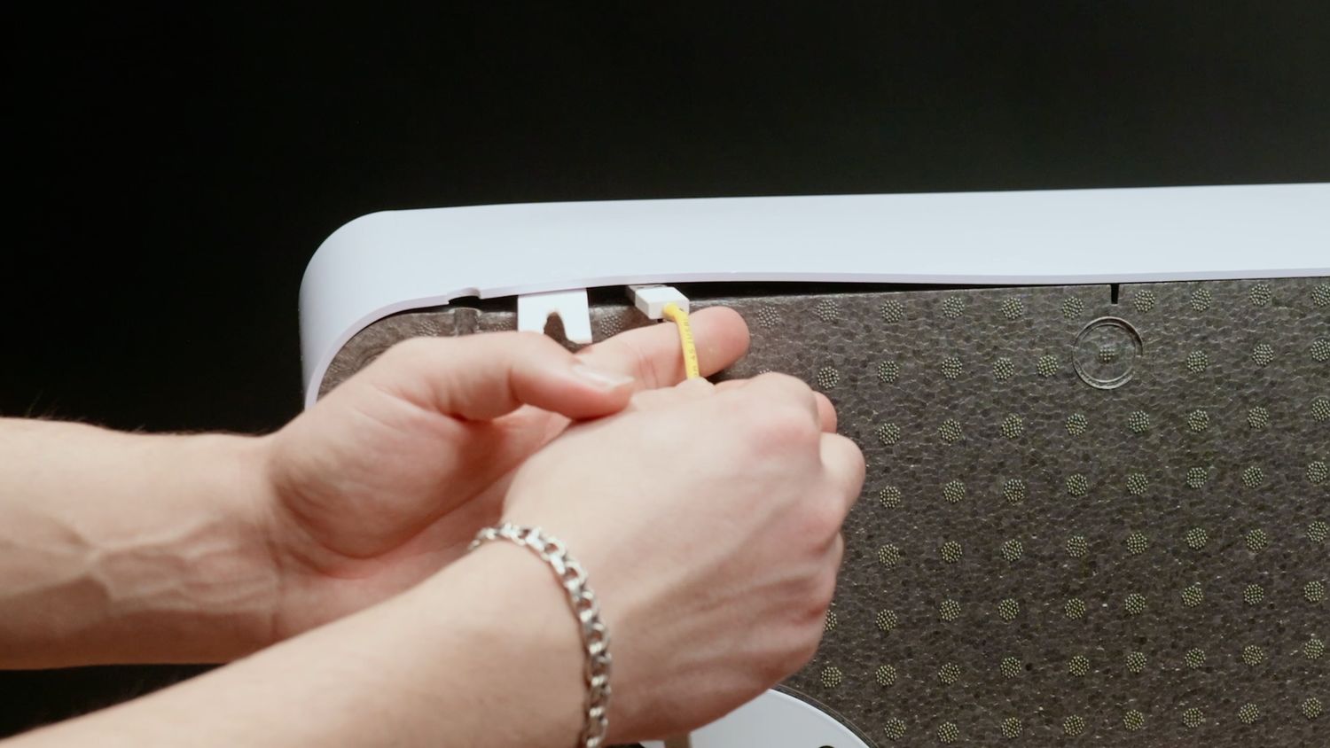 Берем кабель со стороны USB-разъема с маркировкой «TION 4S →» и протягиваем его в зазор между корпусом и поролоном.