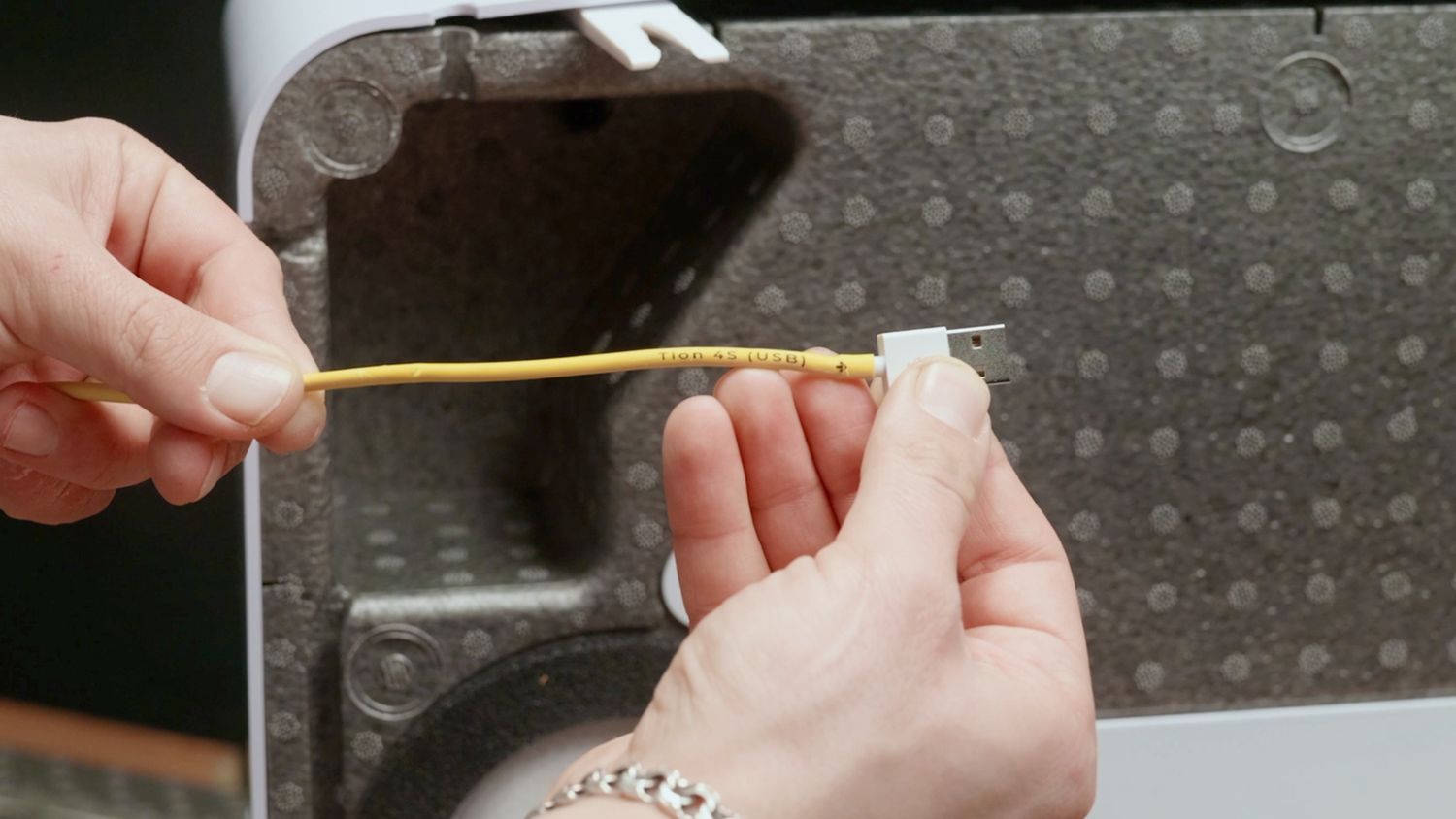 Берем кабель со стороны USB-разъема с маркировкой «TION 4S →» и протягиваем его в зазор между корпусом и поролоном.