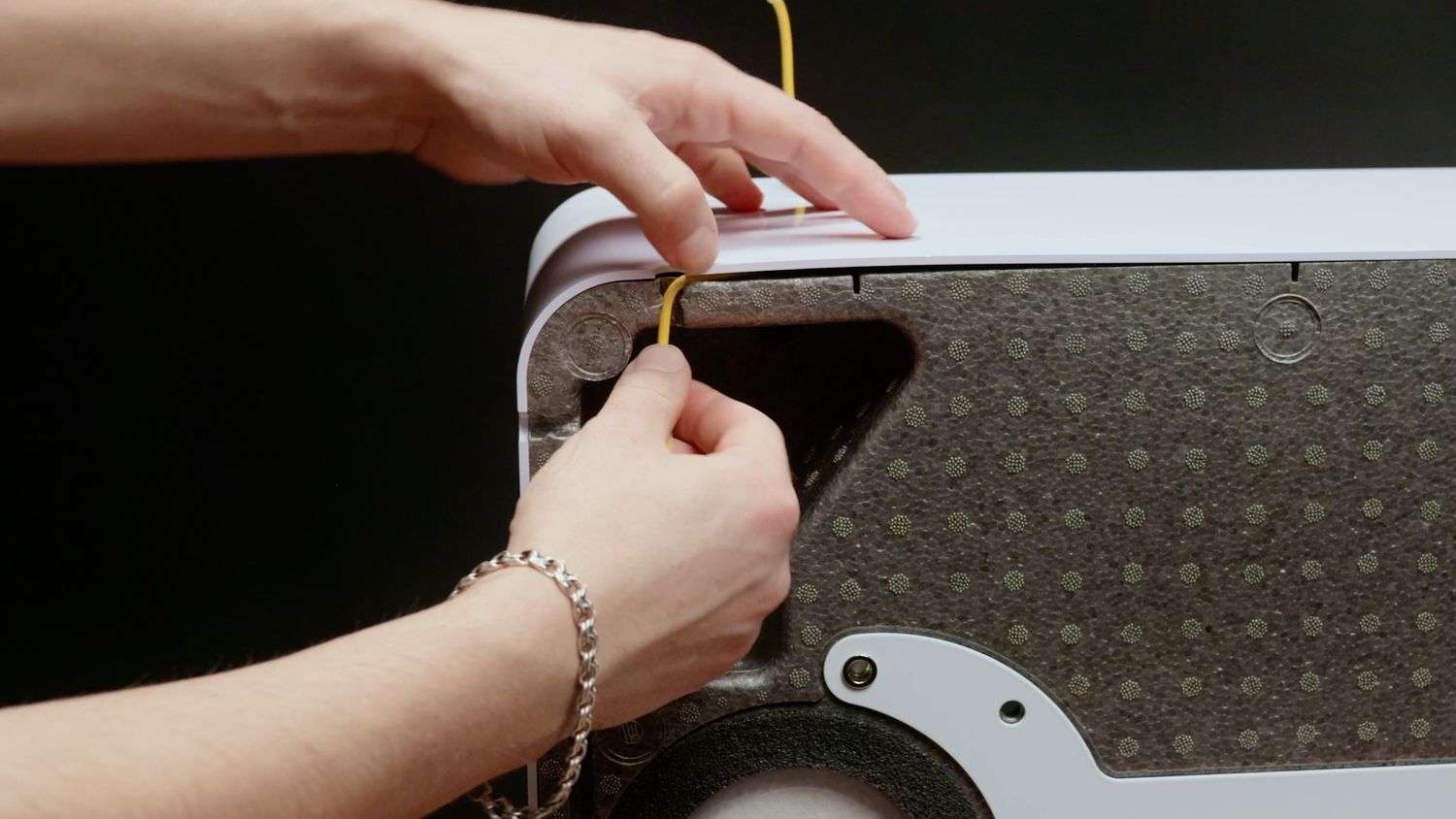 Кабель уводим в сервисную нишу