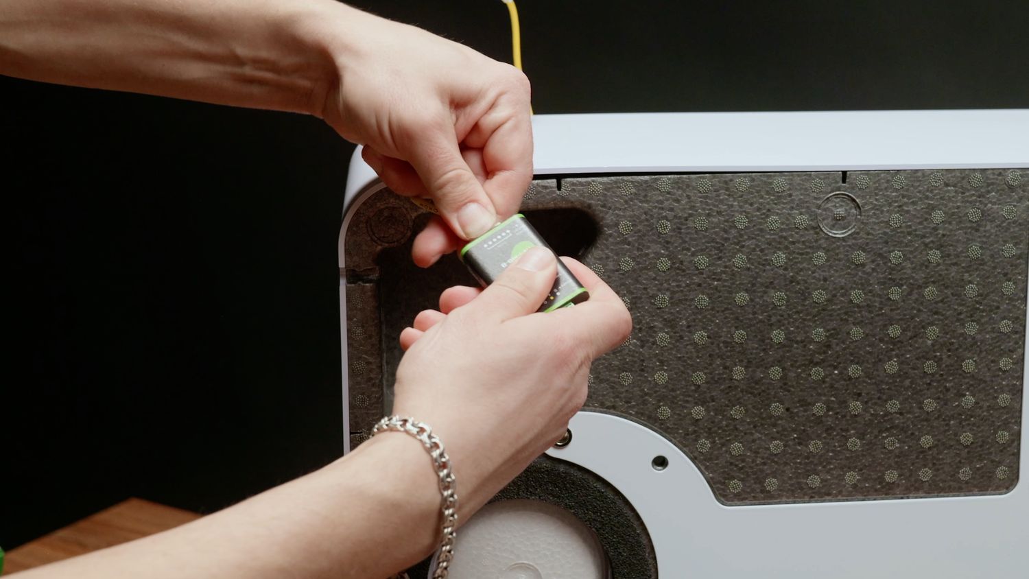 Берем шлюз из коробки и подключаем его в кабель