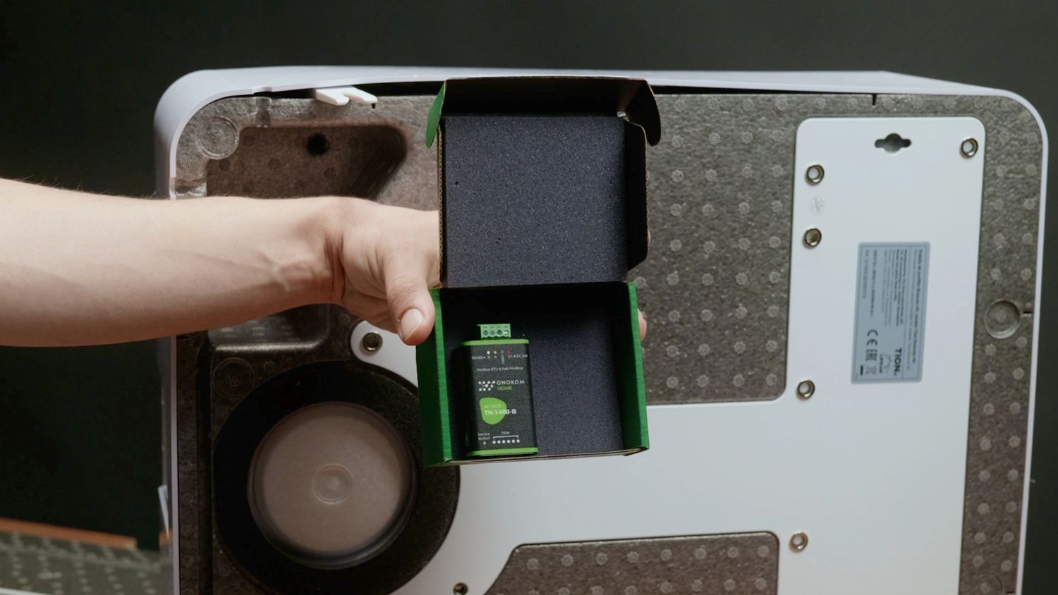 Берем шлюз из коробки и подключаем его в кабель