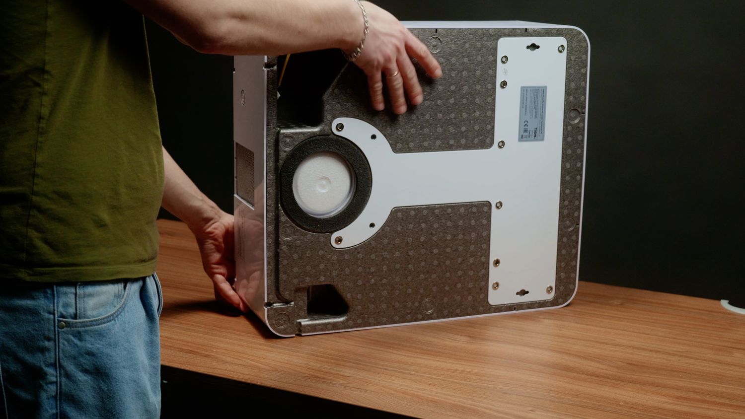 Ставим бризер обратно, придерживая подключенный шлюз