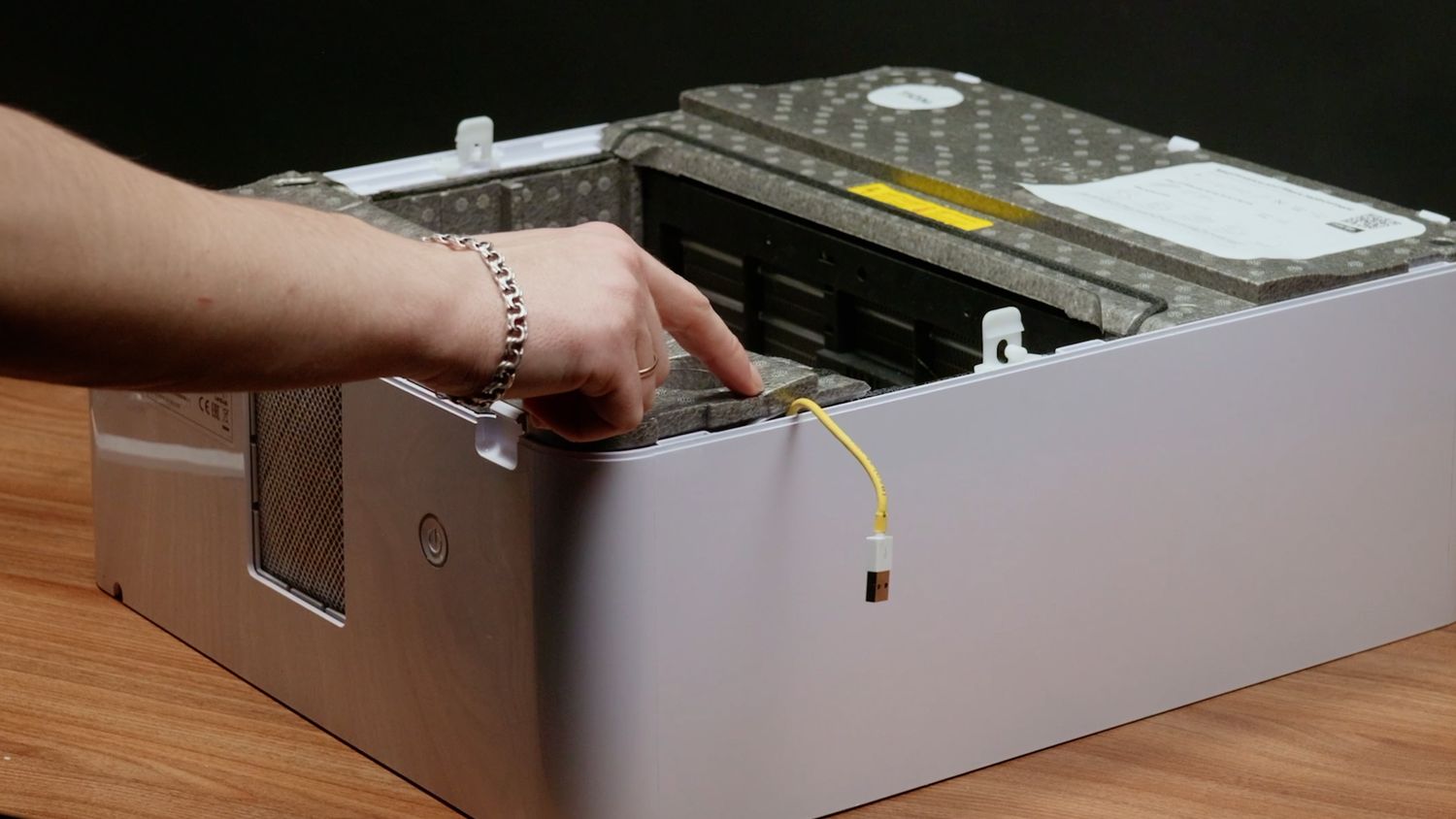 Нужно сделать прорезнь в поролоне, чтобы уложить кабель