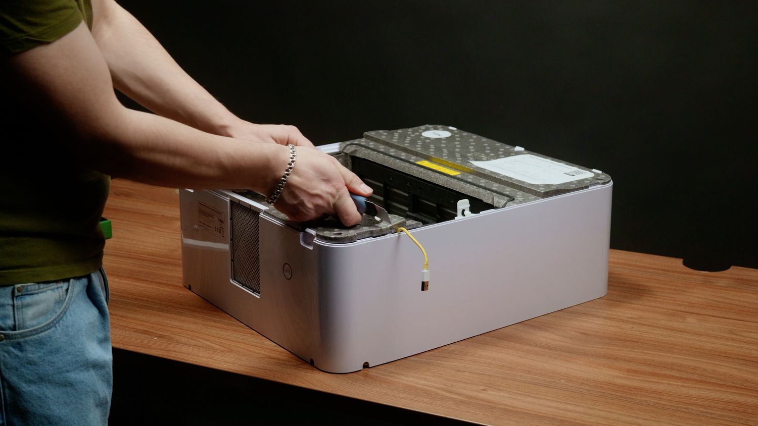 Для этого необходимо взять нож и аккуратно подрезать поролон