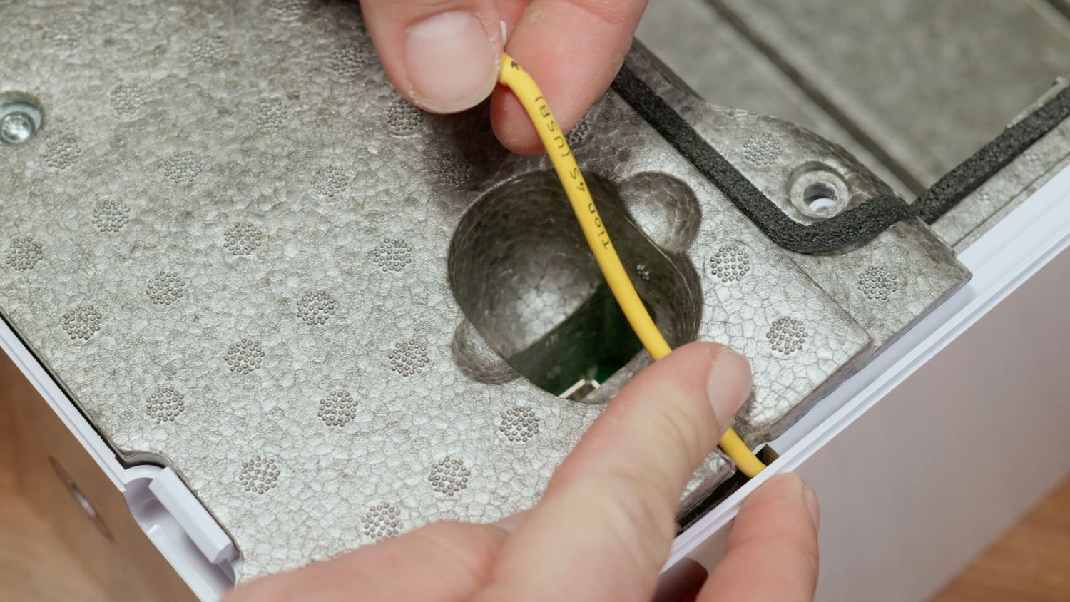 Берем кабель и подключаем в USB порт.