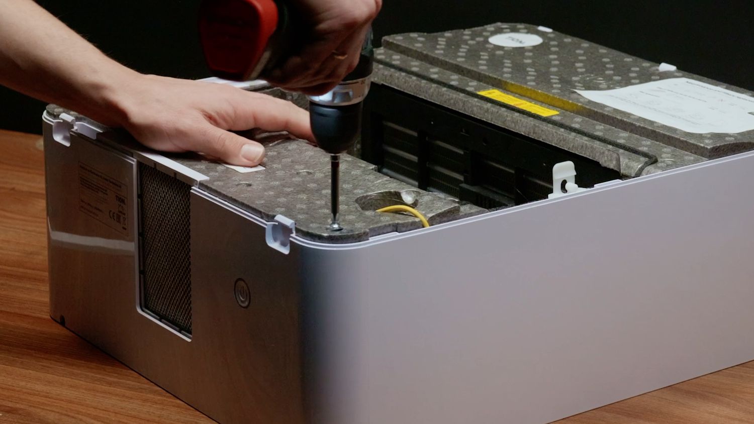 Закручиваем правый нижний винт.