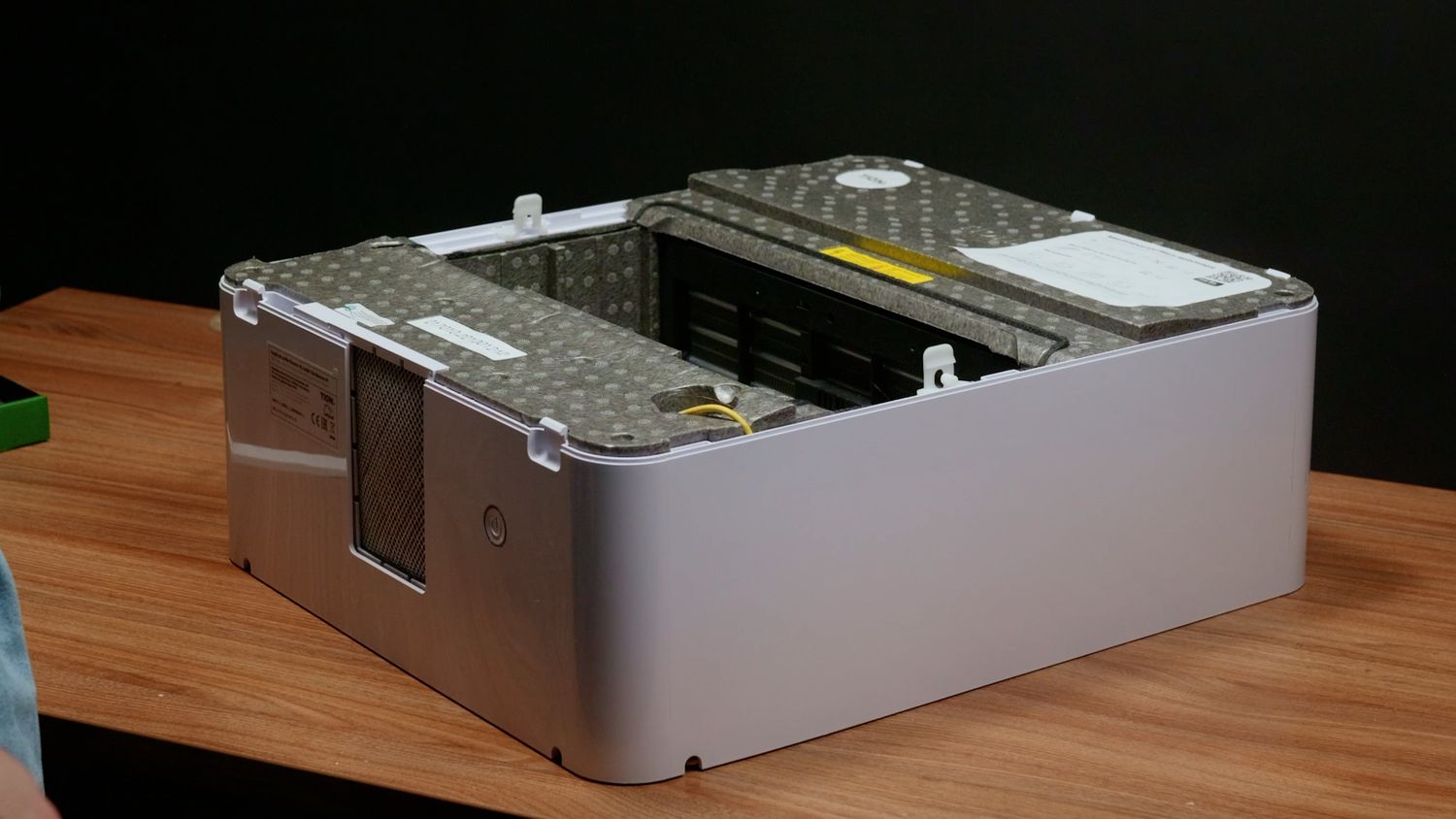 Устанавливаем крышку фильтров.