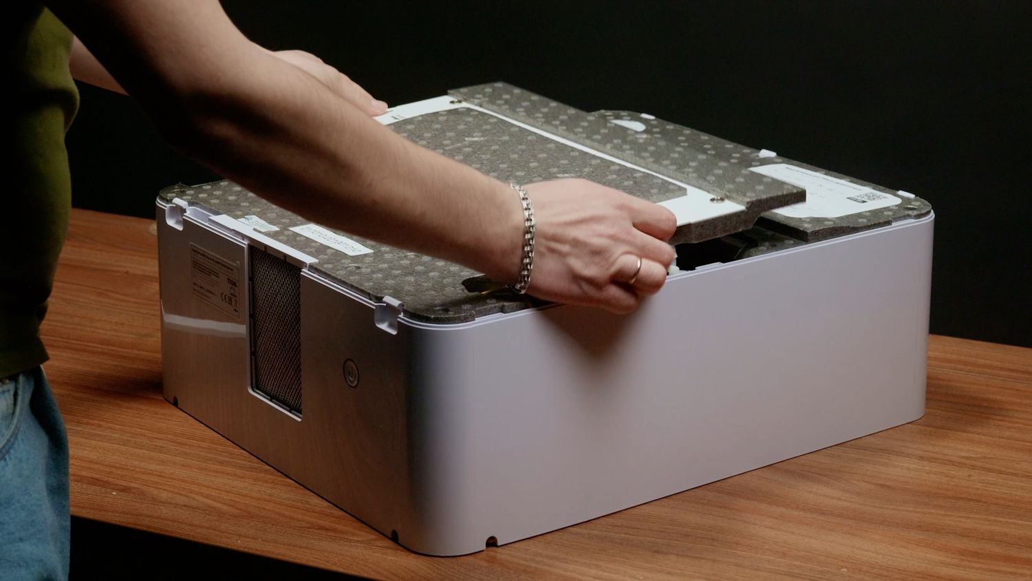 Берем крышку, вставляем отверстия на крышке в фиксаторы