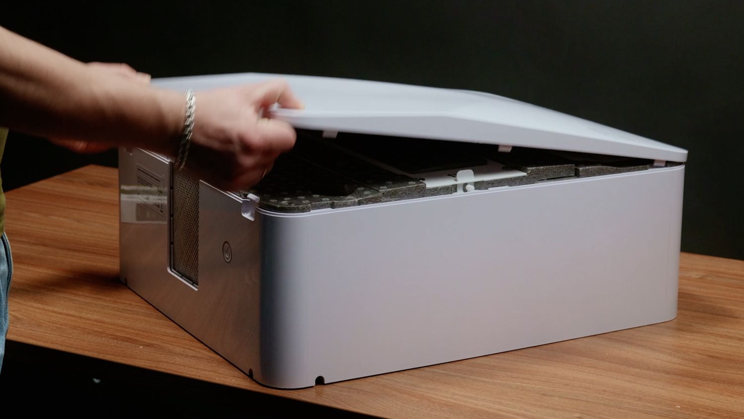 Далее нужно отщелкнуть защелки, находящиеся по бокам и сзади бризера