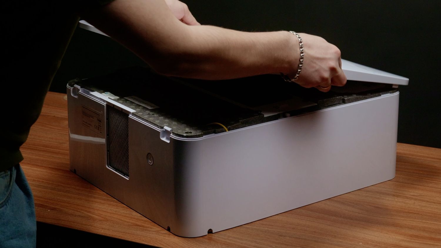 Теперь устанавливаем основную крышку бризера. Закрываем начиная с задней части.