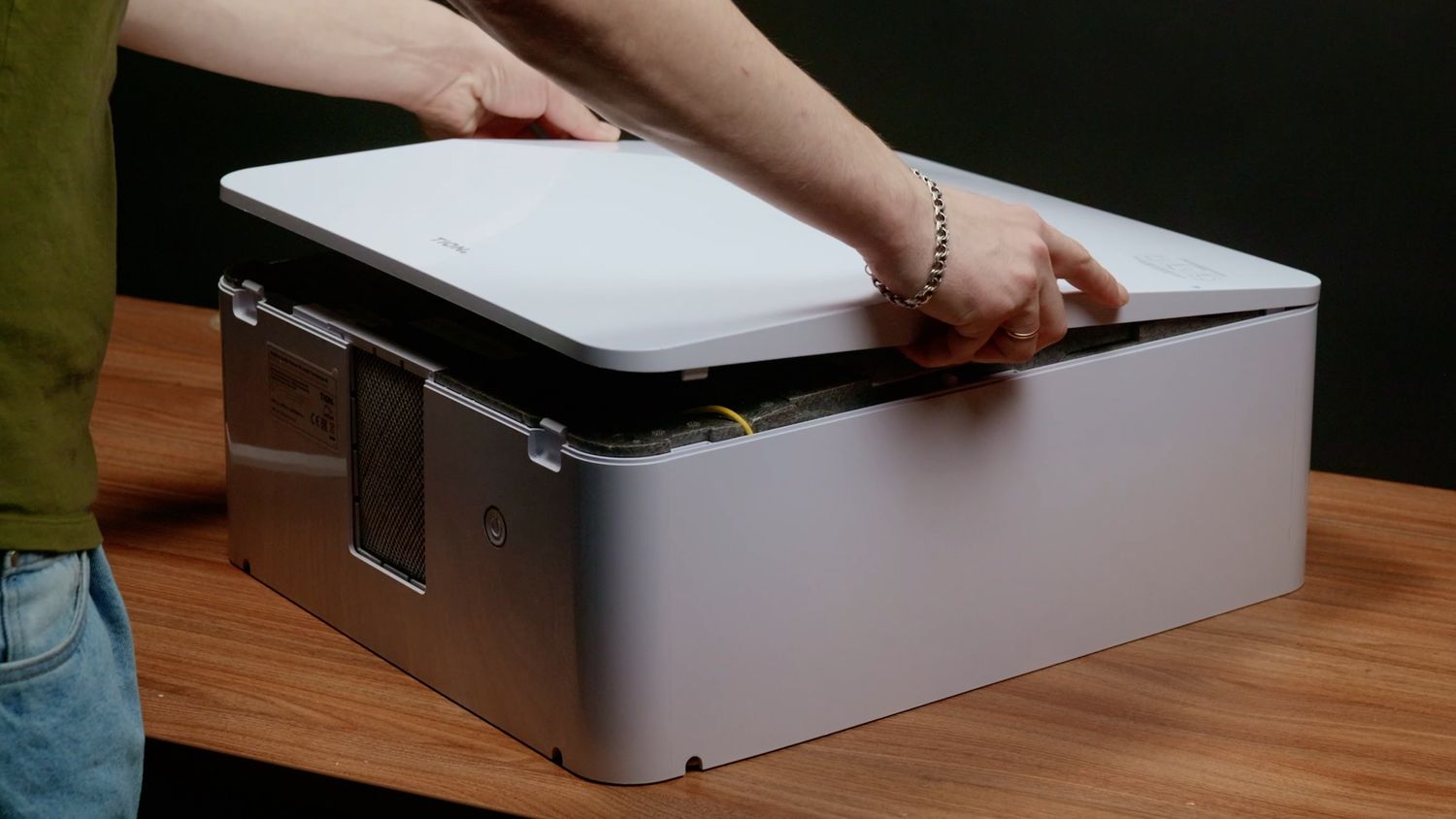 Затем прижимаем крышку в середине.