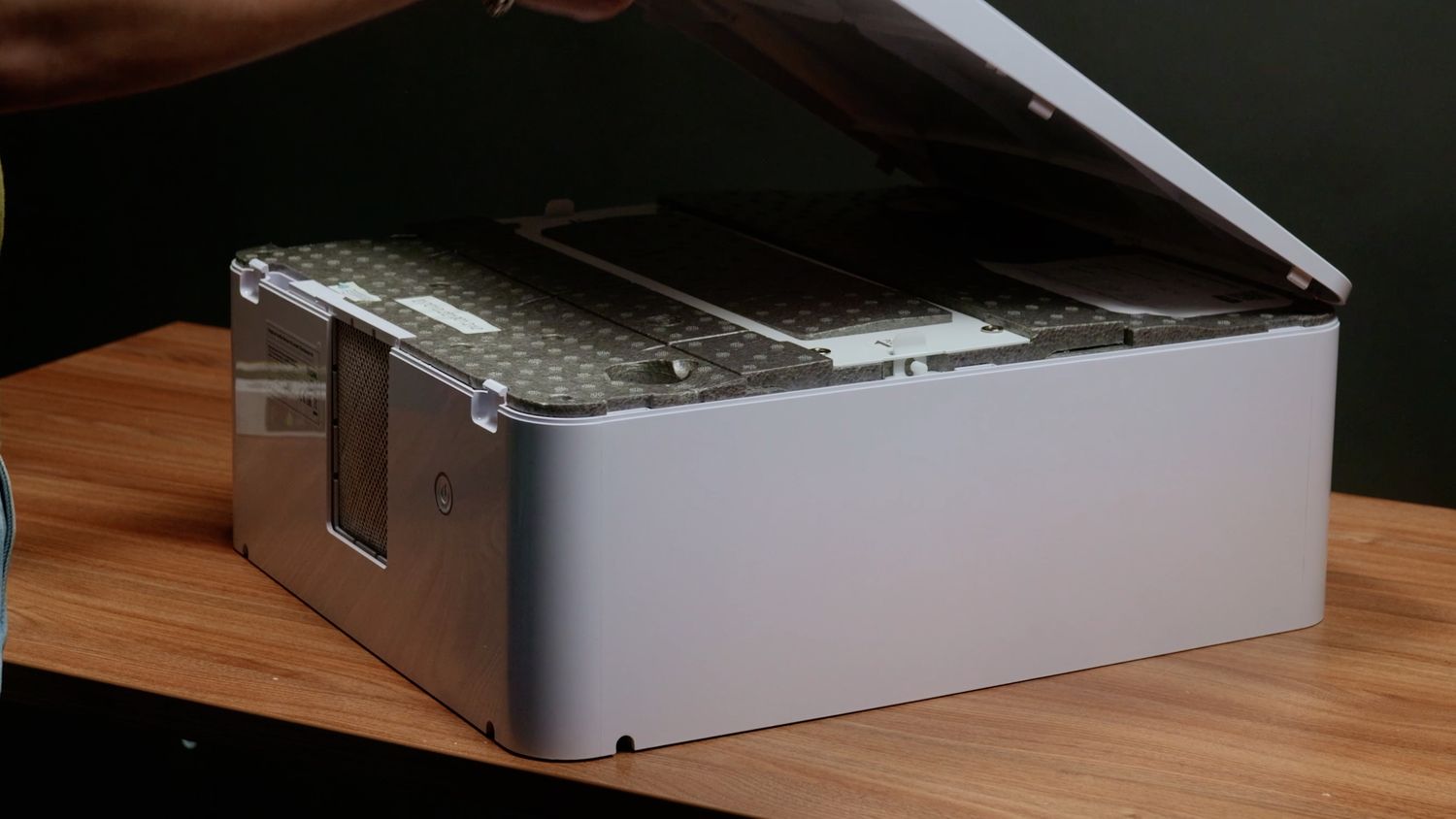 Снимаем переднюю крышку с бризера и убираем в сторону