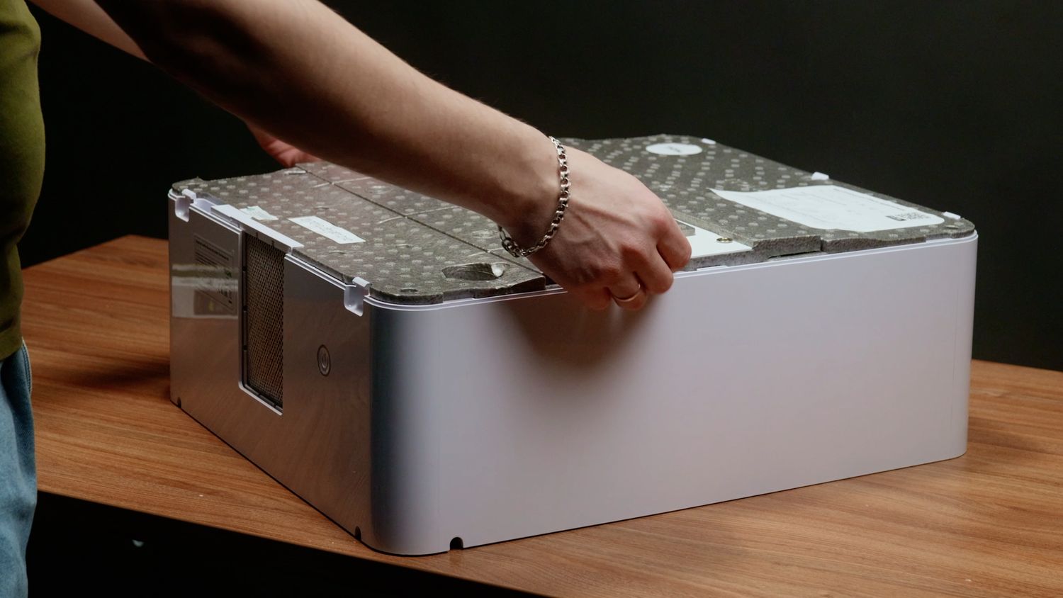 Фильтр закреплен двумя фиксаторами