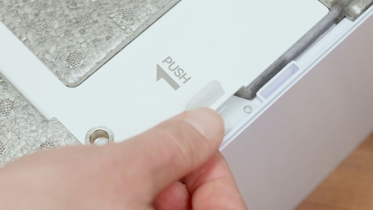 Фильтр закреплен двумя фиксаторами