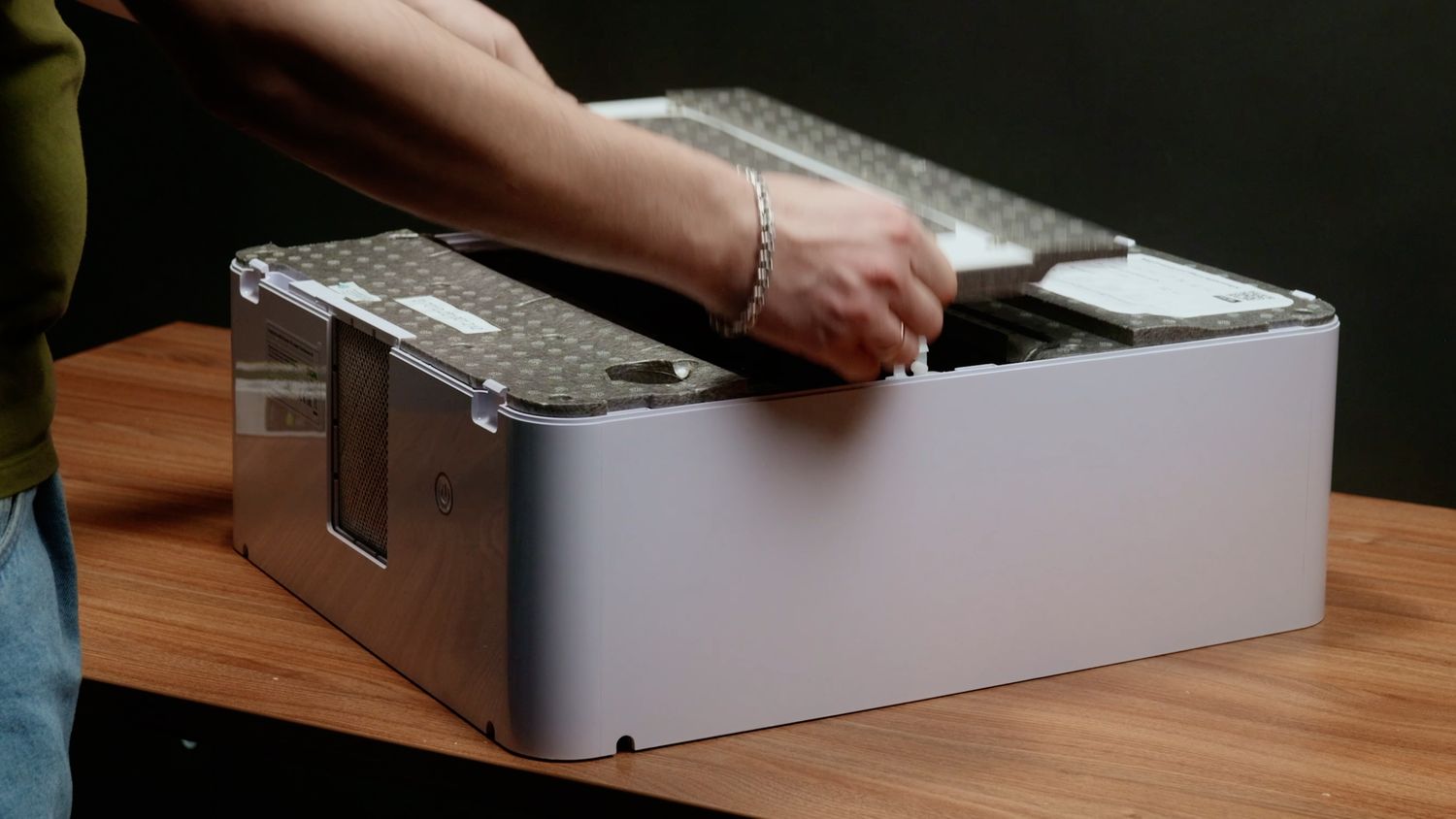 Поднимаем крышку фильтров