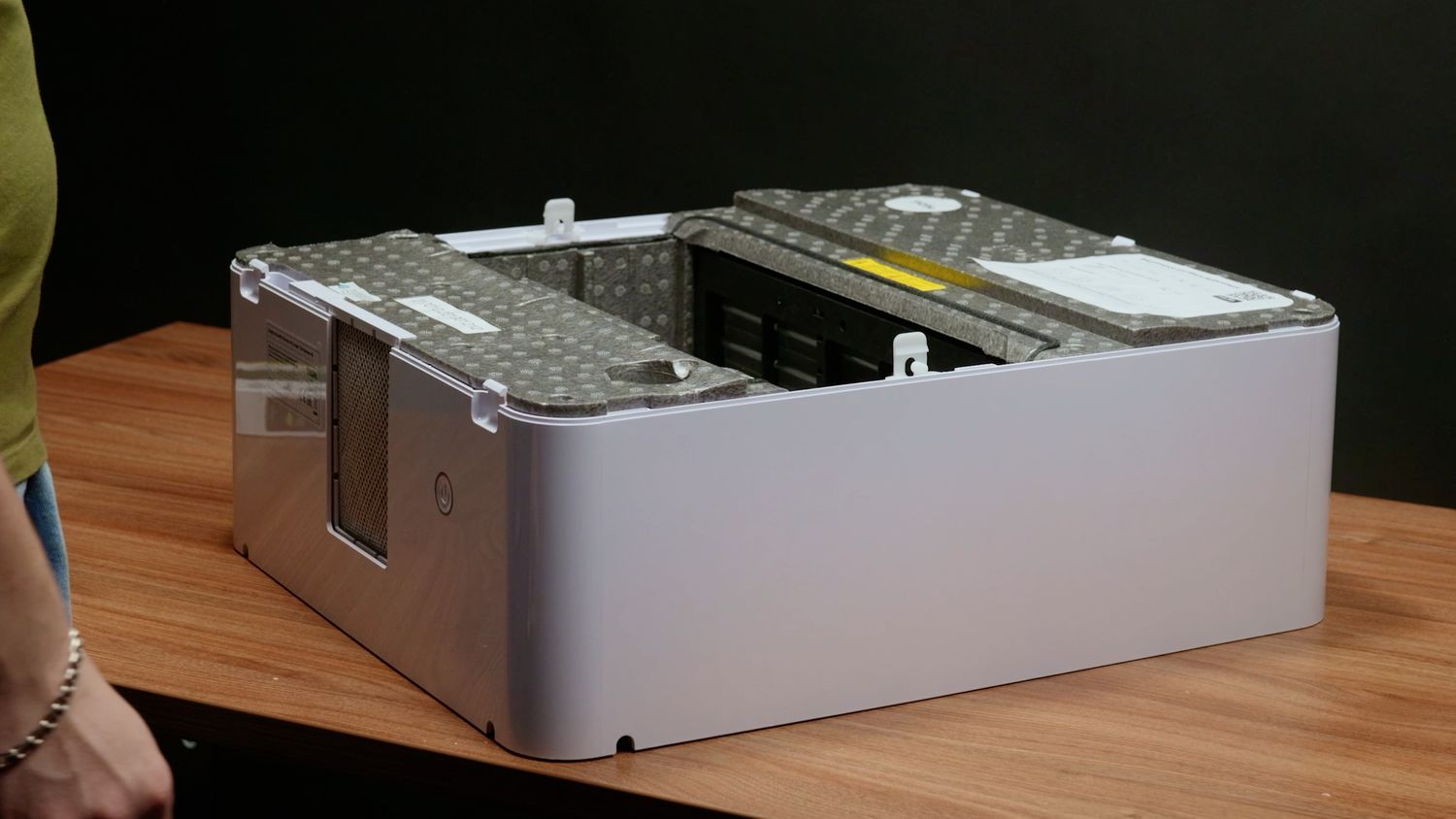 Поднимаем крышку фильтров и убираем ее в сторону