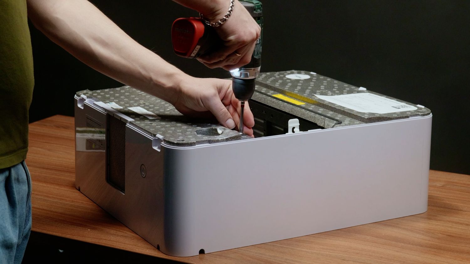 Откручиваем правый верхний винт