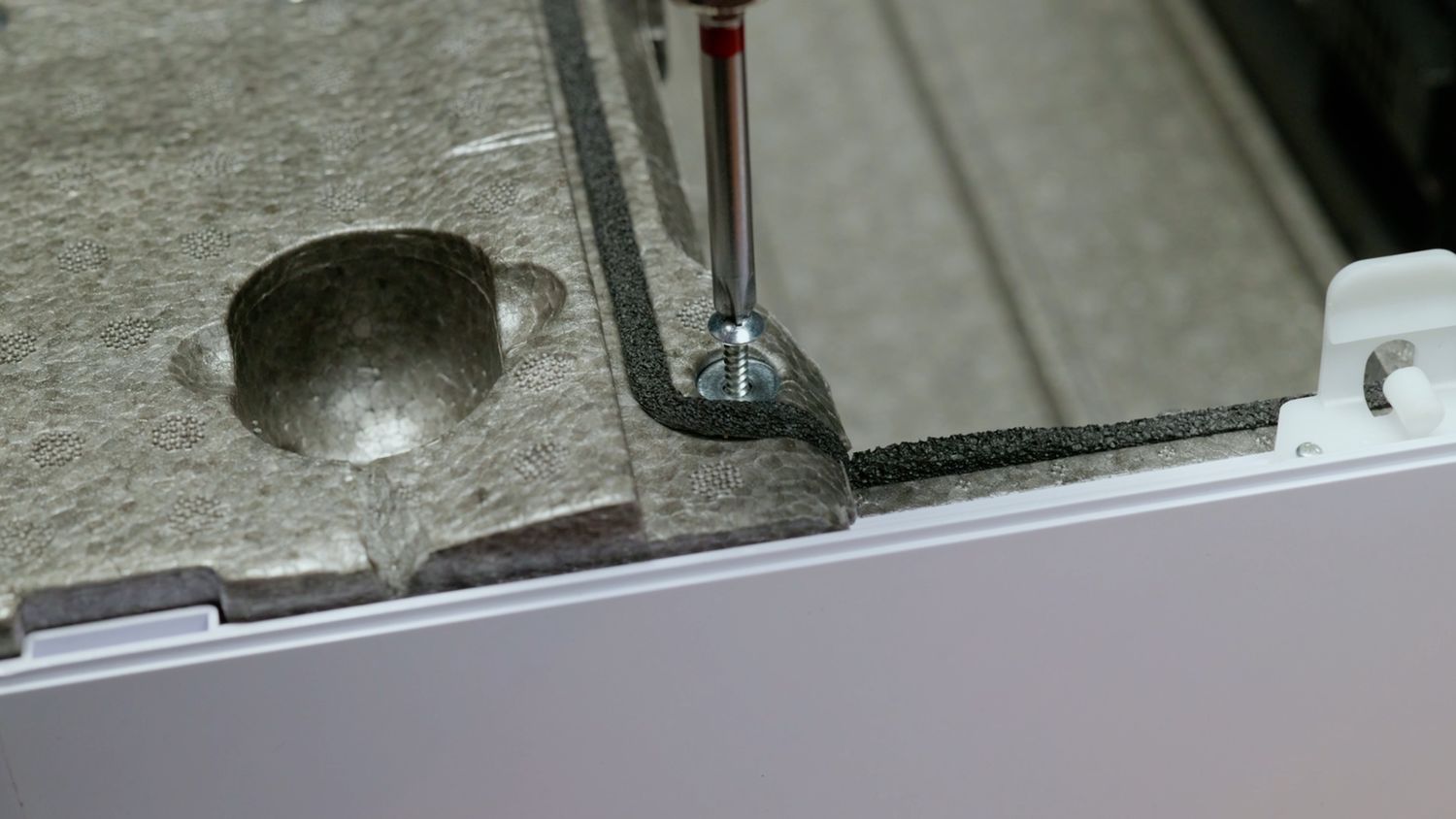 Откручиваем правый верхний винт