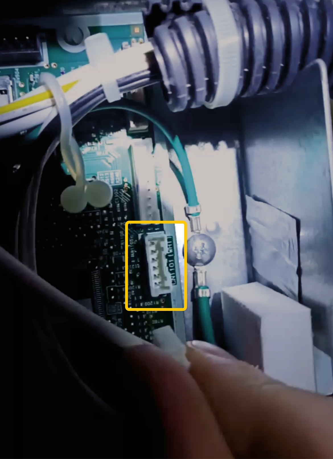 Пример разъема CN1101 для подключения шлюза к кондиционеру Hitachi